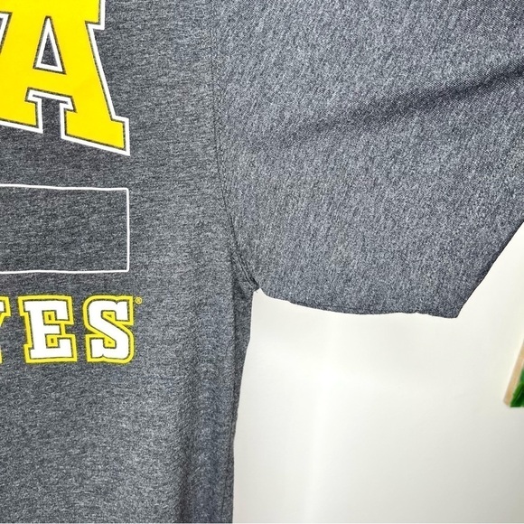 University Iowa Hawkeye Grey Unisex Herkey Short Sleeve Crewneck T-Shirt Small - Picture 5 of 14